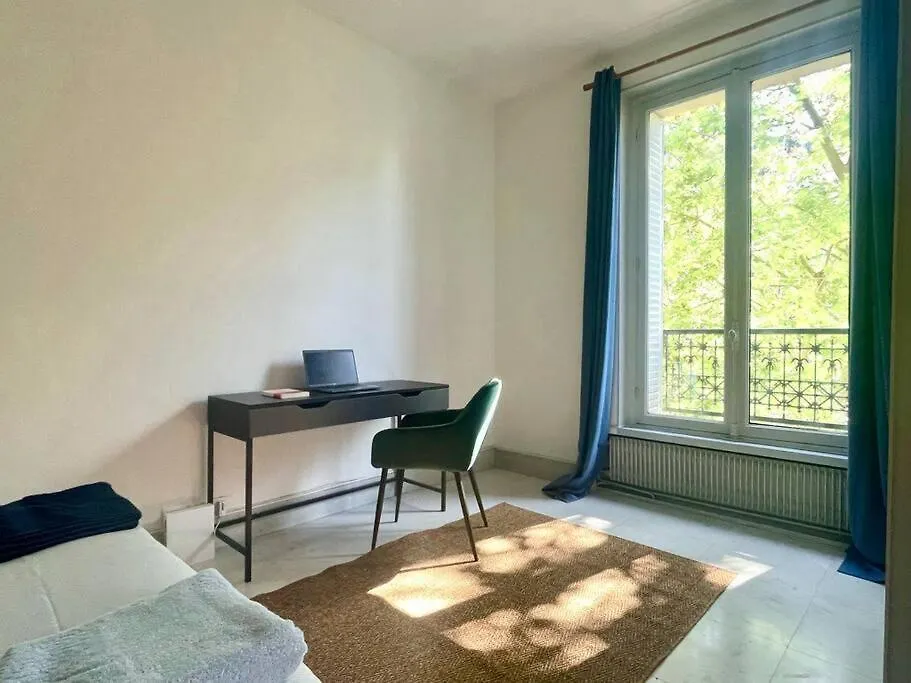 Апартаменты Gustave - Charming Eiffel Tower Appartement - Париж